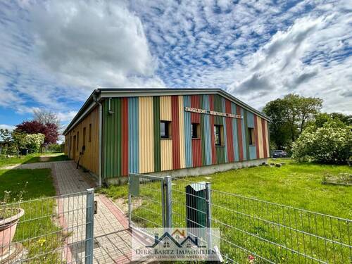 Eingang Grundstück - 4 Zimmer Mehrfamilienhaus, Wohnhaus zum Kaufen in Borrentin