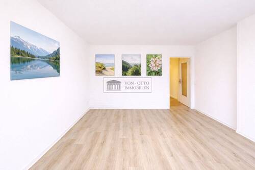 lichtdurchflutetes Wohnzimmer - 4 Zimmer Mehrfamilienhaus, Wohnhaus zum Kaufen in Bremen