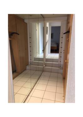 Flur mit Einbauschränken - Etagenwohnung mit 110,00 m&sup2; in Neckarsulm zur Miete