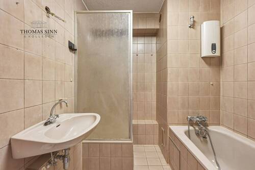 OG: Innenliegendes Bad mit Potential zu Ihrer Wohlfühl-Oase - 