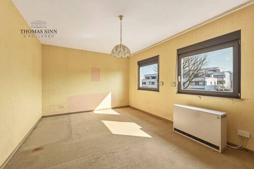 OG: Geräumiges Schlafzimmer - Hier werden Sie von der Morgensonne geweckt - 