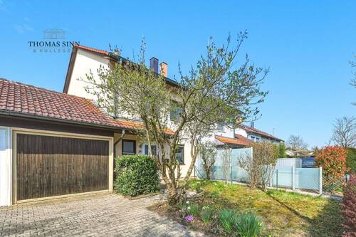 Eingangsbereich mit Garage und Vorgarten - 4 Zimmer Doppelhaushälfte zum Kaufen in Pleidelsheim