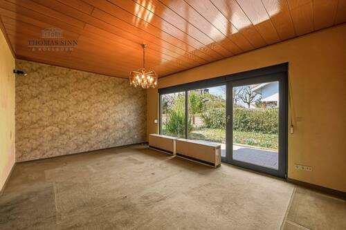 EG: Wohn-/Esszimmer mit Blick in den Garten - 