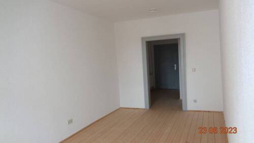 Schlafzimmer Blick zur Ein-Ausgangstür.JPG - 