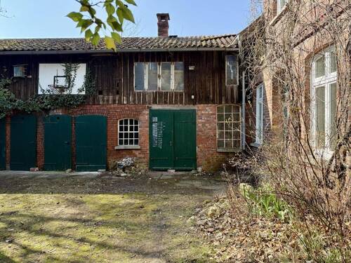 Hinterhof mit Nebengebäude - 