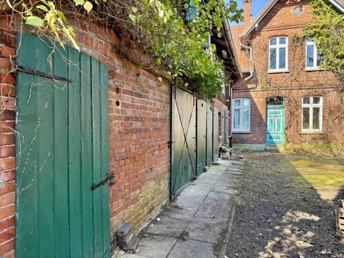 Hinterhof mit Nebengebäude - 