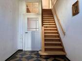 Flurbereich im Erdgeschoss, Treppe zum Dachgeschoss - 