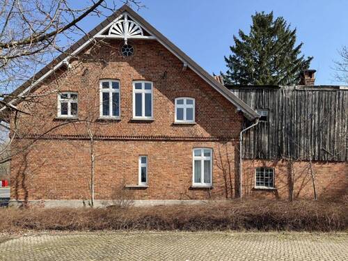 Seitenansicht des Hauses - Rechte Seite - Einfamilienhaus mit 219,00 m&sup2; in Walsrode zum Kaufen