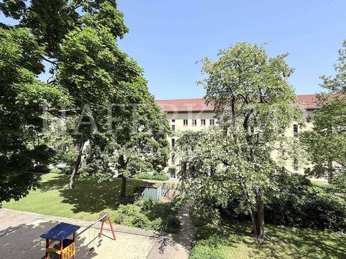 Fensterblick Wohnzimmer - Etagenwohnung mit 44,00 m&sup2; in Berlin zum Kaufen