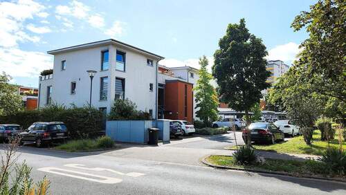 Hausansicht vorne von der Str - 3 Zimmer Etagenwohnung zum Kaufen in Oberursel