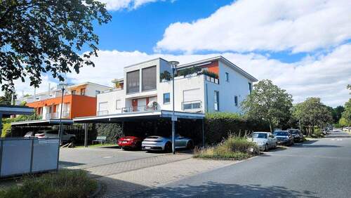 Hausansicht hinten von der Str - 3 Zimmer Etagenwohnung in Oberursel