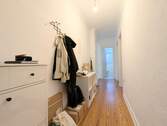 Flur - Gemütliche Altbauwohnung - 1. OG mit Einbauküche und Balkon!