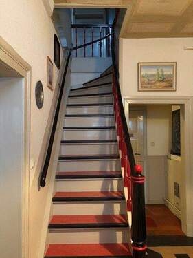 Treppe ins Obergeschoss - 9 Zimmer Einfamilienhaus in Soltau