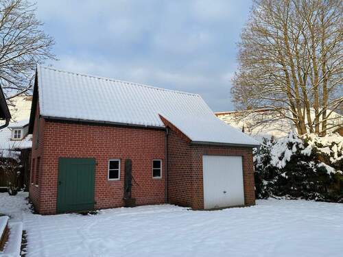 Nebengebäude mit Garage (ehem. Hühnerstall im Dachboden) - 