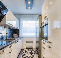 Entspanntes Familienleben: 4 Zimmer mit Balkon und stressfreiem Parken dank Garage & Stellplatz. - Wolfschlugen