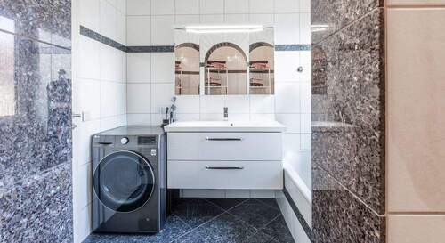 hochwertiges Tageslichtbad - 