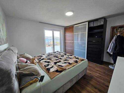 Schlafzimmer mit ablösbaren Kleiderschrank - Etagenwohnung mit 85,00 m&sup2; in Bad Abbach zur Miete