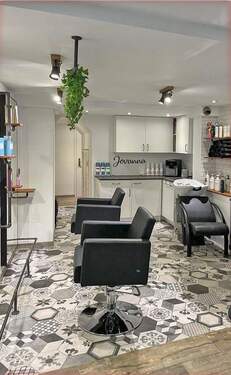 Friseursalon im Erdgeschoss - 