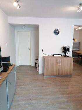 Blick vom Eingang in die Wohnung - 1 Zimmer Etagenwohnung zur Miete in Langenzenn
