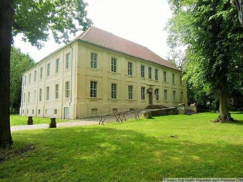 Gutshaus_Schwante von Kvikk, CC BY-SA 3.0 - upload.wikimedia.org - PREISREDUZIERUNG! - RAUMWUNDER - AUFGETEILT AUF 2.5 ZIMMER - KAUFEN UND EINZIEHEN!