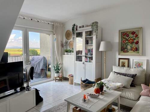 Wohnzimmer - Attraktive 2-Zimmer-Wohnung mit Balkon und Garage - in gepflegtem 6-Familienhaus in Reichelsheim