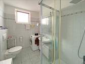 Badezimmer mit Dusche und WC - 
