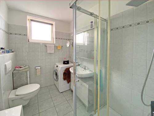Badezimmer mit Dusche und WC - 