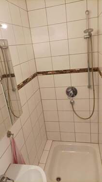 Bad mit Dusche - 