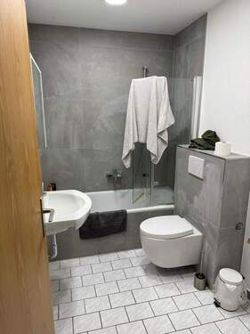 Badezimmer mit Badewanne - 4 Zimmer Etagenwohnung in Kastellaun