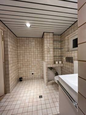 Bad mit Wanne und Waschmaschinenecke - 