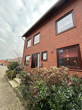 Hauseingang mit Privatweg - 4 Zimmer Reihenendhaus zur Miete in Buchholz in der Nordheide