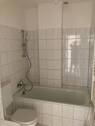 Badezimmer mit hellen Fliesen, Sanitärelementen und Badewanne - 3 Zimmer Etagenwohnung zur Miete in Frankfurt am Main