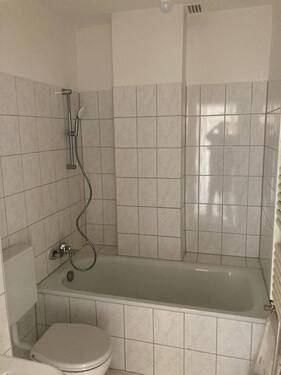 Badezimmer mit hellen Fliesen, Sanitärelementen und Badewanne - 3 Zimmer Etagenwohnung zur Miete in Frankfurt am Main