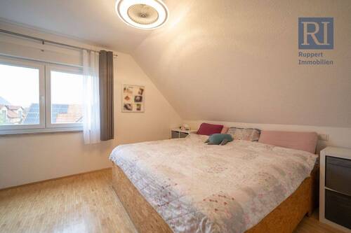 Schlafzimmer, DG - 