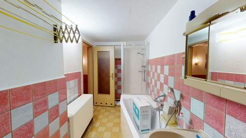 Bad mit Wanne und Dusche im EG - 