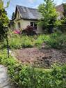 Laube mit Beet im Vordergrund - 