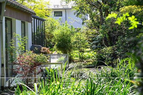 Westseite - Ihr Traum von Work-Life-Balance: Außergewöhnliches Anwesen mit Büro und großem Garten!