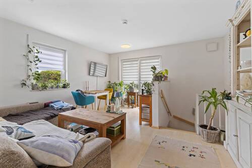 Wohnbereich mit Treppenabgang - 