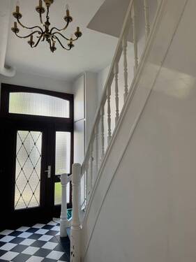 Haustür und Treppe - 