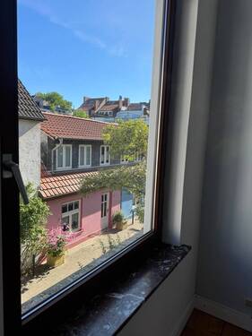 ...mit schönem Blick auf die Straße - 