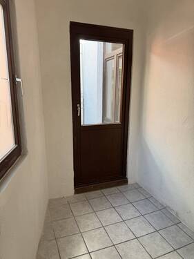 Waschraum mit Tür zum Innenhof - 