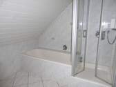 Bad mit Dusche und Badewanne - 