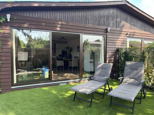 Bungalowhälfte Frontansicht - sanierte Ferien-Bungalowhälfte in Niendorf