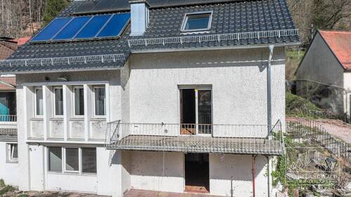 Hausansicht - Balkon Wohnzimmer - 