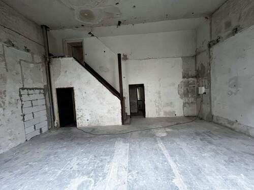 Wohnzimmer und Küche - IST - Entkernte Loft-Wohnung im Townhouse-Stil - 6 Zimmer auf 3 Etagen am Bayrischen Platz