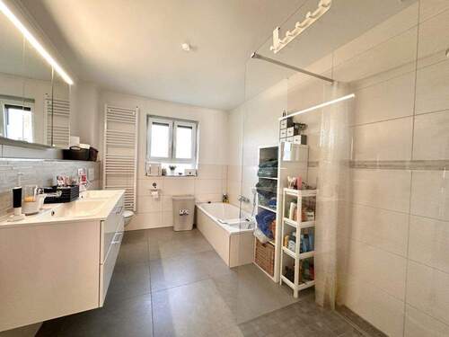 Freundliches Vollbad im Erdgeschoss. - 