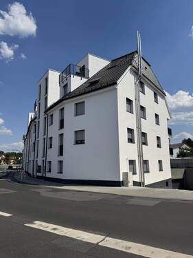 Front des Wohnhauses + TG - 