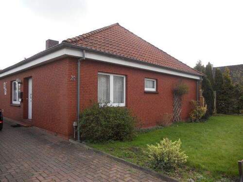 Hausfront - Frei zum 01. Mai: Sehr gepflegte, ebenerdige Doppelhaushälfte mit Garten und Garage