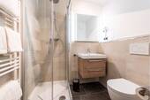 helles, schönes Badezimmer mit Dusche und WC - 