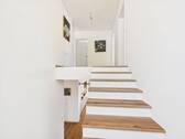 Treppe ins OG - Einfamilienhaus mit 196,70 m&sup2; in Oberthulba / Hassenbach zum Kaufen